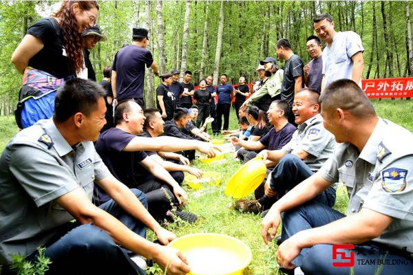 黨支部組織員工開展戶外團(tuán)建活動